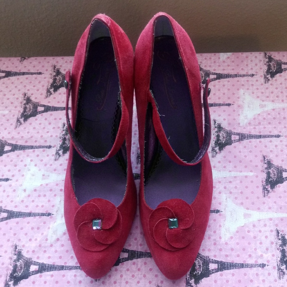 🎉🎊Beautiful red suede heels🎉🎊